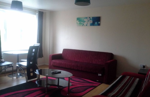 Higham Hill Apartment | BEAUTIFUL 1 BEDROOM APARTMENT,SLEEPS 4