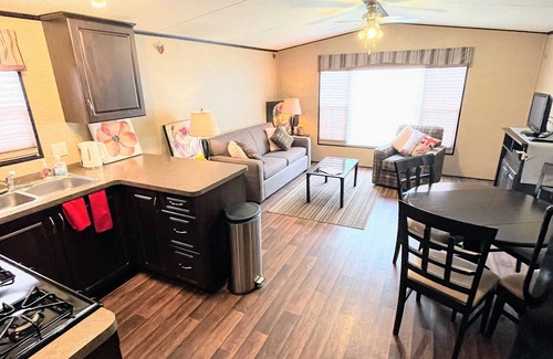 Washago House | Beautiful 2+1 bedroom cottage shamrock bay resort with swimming pool