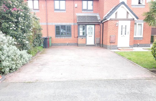 Bolton Apartment | Beautiful 2-bed House in Bolton With Free Parking