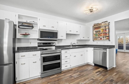 Minot Condo | Beautiful 2-bedroom condo w/garage, in charming SW Minot with WiFi, AC,.