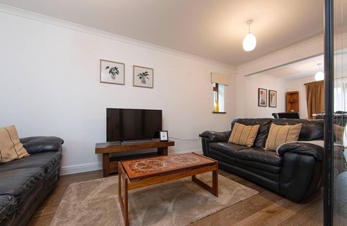 Abercwmboi House | Beautiful 3-bed House in Merthyr Tydfil