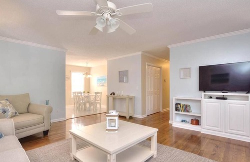 Tranquil Harbour House | Beautiful,3BR/2BA-2 Minute Drive to BEACH-Close to Stores&Restaurants-Sleeps 8