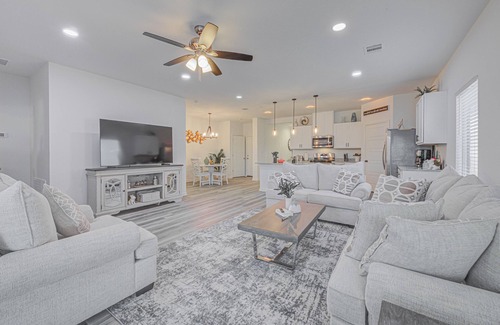 Shenandoah House | Beautiful 4-bedroom Brand New Modern House Bella with pool and park