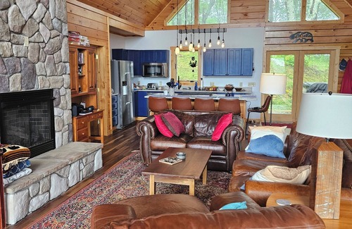 Frank House | Beautiful 5-bedroom log cabin with spectacular mountain views.