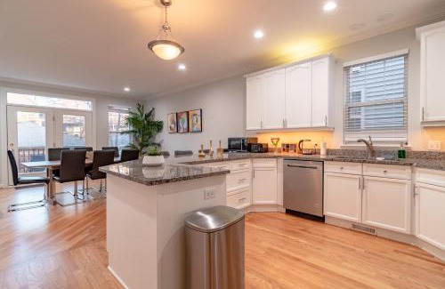 River North Villa | Beautiful 5br home for 14 guests with free parking