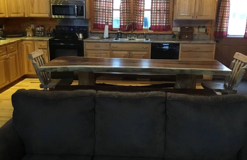 Franklin Cabin | 'Beautiful 7 BR 5 Bath Log Home with a game room, Hot Tub, and Starlink internet