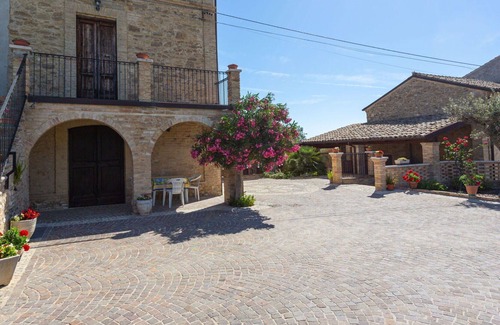 Crecchio House | Beautiful apartment in villa for 12 people with pool, TV, terrace and parking