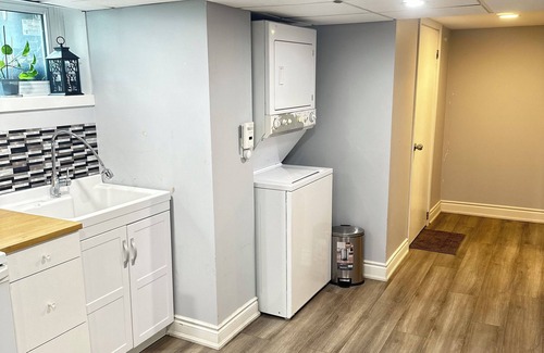 Ajax House | 🏡 Beautiful Ajax Retreat – Comfort, Space, and a Great Location!