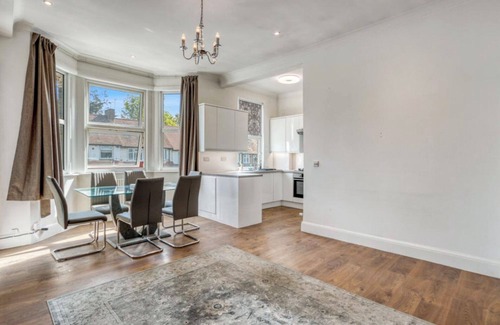 Finchley Church End Apartment | Beautiful apartment in North London