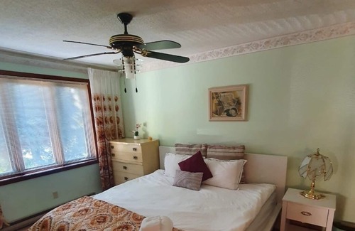 Victoria Harbour Cottage | Beautiful beach front 3BR cottage with Pool/Ping Pong table and paddle boards