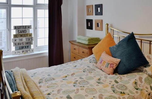 Portsmouth House | Beautiful beachside detached house with garage, FREE parking and garden