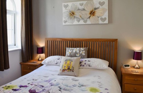 Portsmouth House | Beautiful beachside detached house with garage, FREE parking and garden