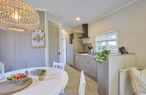 Goedereede Ski Chalet | Beautiful chalet near the beach, next to the sea