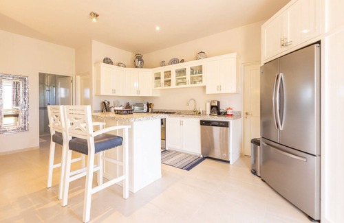 Cerritos Condo | Beautiful condo with private rooftop - only 2 minute walk from the beach!