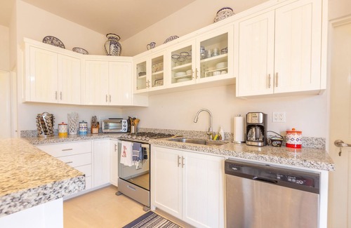 Cerritos Condo | Beautiful condo with private rooftop - only 2 minute walk from the beach!