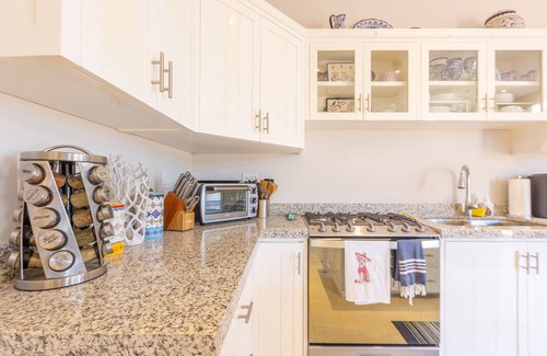 Cerritos Condo | Beautiful condo with private rooftop - only 2 minute walk from the beach!