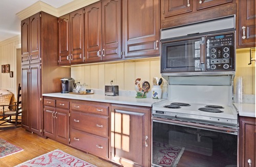 Hayes Cottage | Beautiful Colonial House