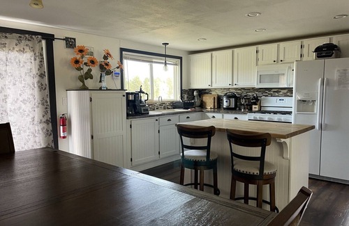 Custer House | Beautiful, Countryside, 6 Bdrm Next to Custer State Park with Air Conditioning