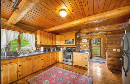 Colonial Pine Hills Cabin | Beautiful Custom Log Cabin!