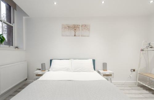 Stepney Green Apartment | Beautiful Flat Near Central London - Entire Flat - Equipped Kitchen - Private Bathroom