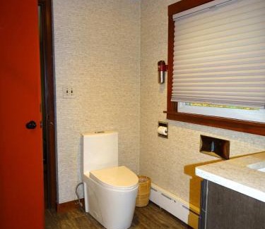 Northborough House | Beautiful Guest Cabin on Quiet Estate