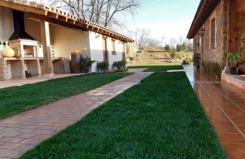 Candeleda House | Beautiful house surrounded by meadows and oaks, with private pool and excellent views of the valley