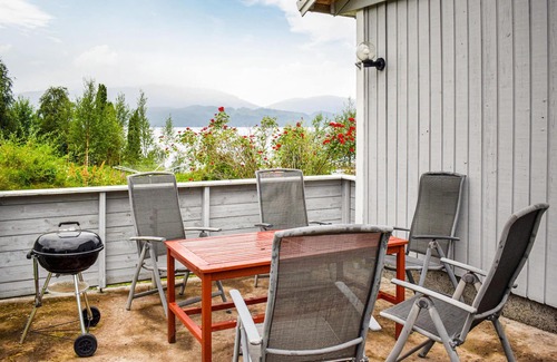 Strandvik House | Beautiful home in Fusa with WiFi