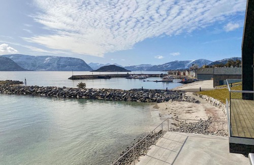 Giske House | Beautiful home in Giske with jacuzzi