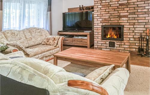 Debnica Kaszubska House | Beautiful Home In Krzynia With Wifi