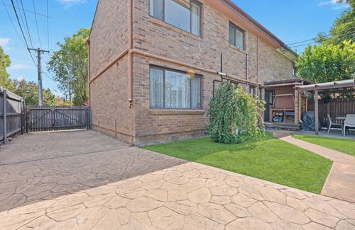 Dickson House | Beautiful Home just minutes walk from the city.