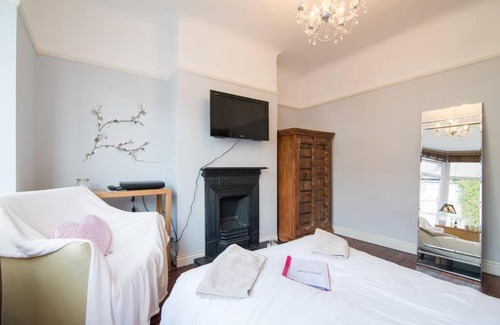 Liverpool Apartment | Beautiful house and garden. 10 mins from city.