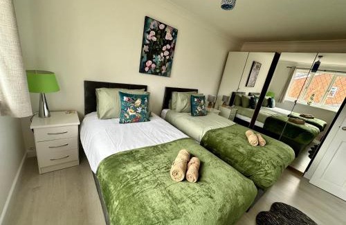 Cherry Hinton House | Beautiful House in South Cambridge, 14-Min Drive to the City Centre, Free Parking, No Sofabeds, Sleeps 6