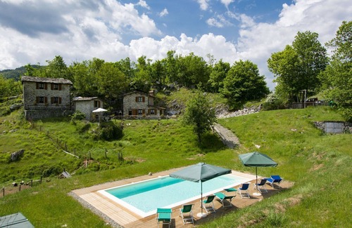 Fabbriche di Vallico Villa | Beautiful apartment in villa for 6 guests with WIFI, pool, TV, patio and pets allowed