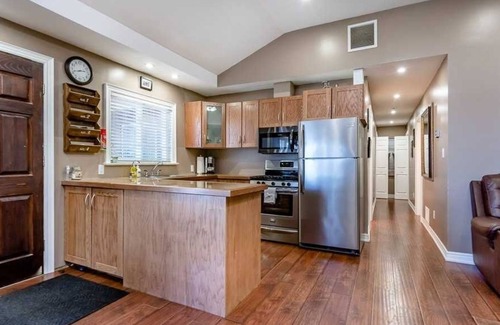 Victoria Harbour Cottage | Beautiful lakefront 5 (3+2)bedroom cottage ~ sleeps 12