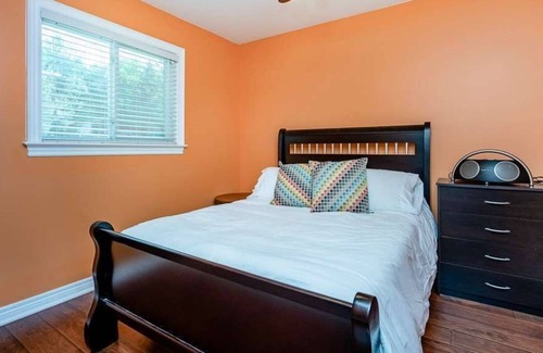 Victoria Harbour Cottage | Beautiful lakefront 5 (3+2)bedroom cottage ~ sleeps 12