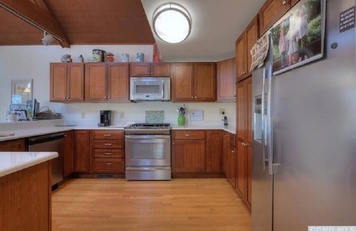 Athens House | Beautiful Lakefront Chalet, 20 mins to Hudson, close to skiing
