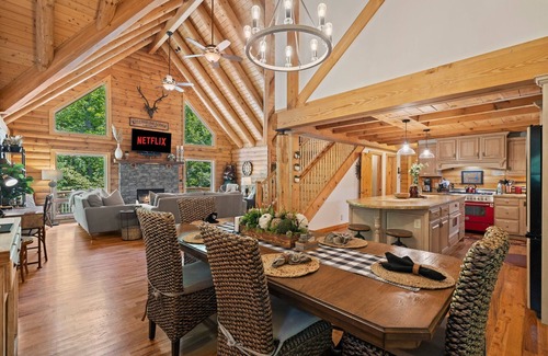 Lake Lure Cabin | Beautiful Log cabin nestled in the mountains of Lake Lure