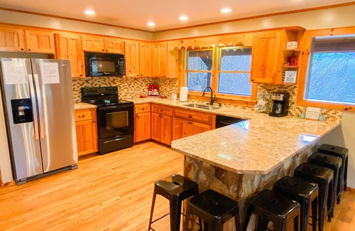Piney Creek Cabin | Beautiful Log Cabin with Mountain Views, Private Pond & Dock - Winter Discounts