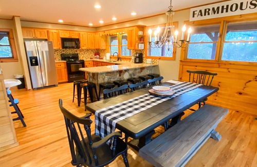 Piney Creek Cabin | Beautiful Log Cabin with Mountain Views, Private Pond & Dock - Winter Discounts