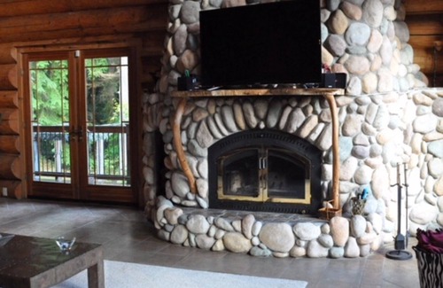 Riverbend House | Beautiful log home close to, nature, hikes, skiing, fishing, shops.