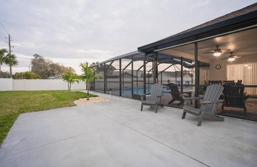 Pinecraft House | Beautiful Oak View Manor - Siesta & Legacy Trail