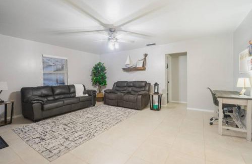 Pinecraft House | Beautiful Oak View Manor - Siesta & Legacy Trail