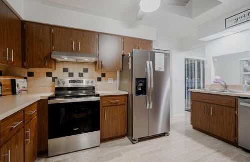 Pinecraft House | Beautiful Oak View Manor - Siesta & Legacy Trail