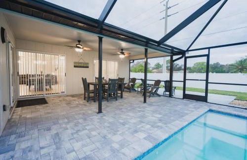Pinecraft House | Beautiful Oak View Manor - Siesta & Legacy Trail