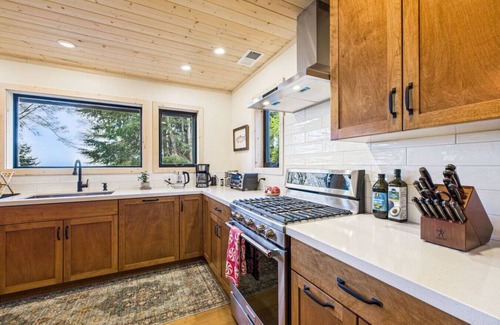 Trinidad House | Beautiful Ocean View Cabin and Hot Tub!