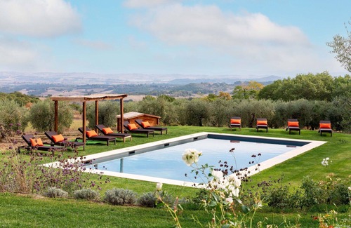 Sarteano Villa | Beautiful private villa with hot tub, WIFI, private pool, A/C, TV and patio, close to Montepulci.