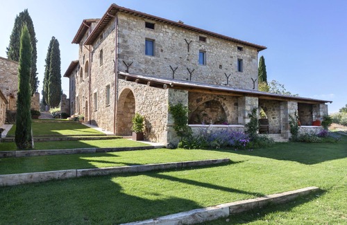 Sarteano Villa | Beautiful private villa with hot tub, WIFI, private pool, A/C, TV and patio, close to Montepulci.
