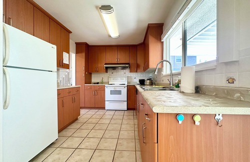 Richmond House | Beautiful Place 3 Bedrooms with Kitchen and Laundry Near Airport, Transit & Mall