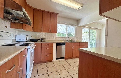Richmond House | Beautiful Place 3 Bedrooms with Kitchen and Laundry Near Airport, Transit & Mall