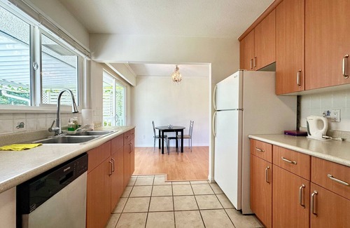Richmond House | Beautiful Place 3 Bedrooms with Kitchen and Laundry Near Airport, Transit & Mall